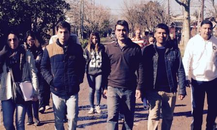 Los concejales del FPV, Federico Ugo, Roxana López y Sergio Romano recorrieron el barrio Kanmar de Benavidez y charlaron con un grupo de vecinos que días atrás presentaron un petitorio en el HCD demandando obras y tareas de mantenimiento en la zona.
Los concejales del FPV, Federico Ugo, Roxana López y Sergio Romano recorrieron el barrio Kanmar de Benavidez y charlaron con un grupo de vecinos que días atrás presentaron un petitorio en el HCD demandando obras y tareas de mantenimiento en la zona.