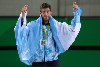 El tandilense Juan Martín Del Potro consideró hoy que haber conseguido la medalla plateada en los Juegos Olímpicos de Río 2016 tras perder la final frente al británico Andy Murray fue “más que un sueño”.
El tandilense Juan Martín Del Potro consideró hoy que haber conseguido la medalla plateada en los Juegos Olímpicos de Río 2016 tras perder la final frente al británico Andy Murray fue “más que un sueño”.
