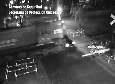 Conductor imprudente es arrollado por un tren en El Talar Conductor imprudente es arrollado por un tren en El Talar