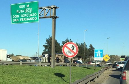 Un herido al volcar un camión en la Panamericana Un herido al volcar un camión en la Panamericana