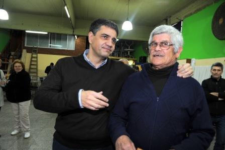 Jorge Macri recorrió Lanús, acompañado por el intendente local, Néstor Grindetti, donde visitaron las obras de puesta en valor que se están realizando en una unidad sanitaria y luego merendaron en un club de barrio.
Jorge Macri recorrió Lanús, acompañado por el intendente local, Néstor Grindetti, donde visitaron las obras de puesta en valor que se están realizando en una unidad sanitaria y luego merendaron en un club de barrio.