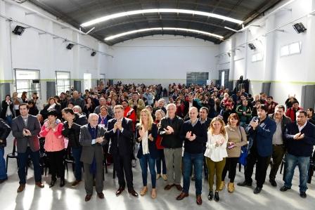 Autoridades comunales, bonaerenses y nacionales otorgaron a cientos de vecinos los certificados de dominio de las propiedades que habitan hace casi dos décadas. El Presidente del HCD, Santiago Aparicio, y el Secretario de Vivienda y Hábitat de la Nación, Domingo Amaya, encabezaron el acto en el Poli N° 6. Autoridades comunales, bonaerenses y nacionales otorgaron a cientos de vecinos los certificados de dominio de las propiedades que habitan hace casi dos décadas. El Presidente del HCD, Santiago Aparicio, y el Secretario de Vivienda y Hábitat de la Nación, Domingo Amaya, encabezaron el acto en el Poli N° 6.