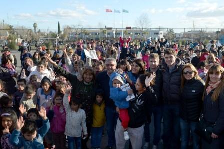 Cientos de vecinos colmaron ayer las plazas del municipio para vivir una tarde a pura diversión, con sorteos, juegos, inflables y espectáculos gratuitos. El intendente de Tigre, Julio Zamora acompañó a las familias y saludó a todos los chicos en su día. La celebración continuará este domingo en múltiples espacios públicos del distrito.
Cientos de vecinos colmaron ayer las plazas del municipio para vivir una tarde a pura diversión, con sorteos, juegos, inflables y espectáculos gratuitos. El intendente de Tigre, Julio Zamora acompañó a las familias y saludó a todos los chicos en su día. La celebración continuará este domingo en múltiples espacios públicos del distrito.