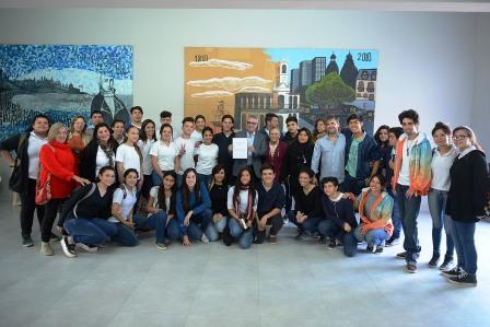 Julio Zamora se reunió con estudiantes de Benavídez para respaldar sus propuestas Julio Zamora se reunió con estudiantes de Benavídez para respaldar sus propuestas