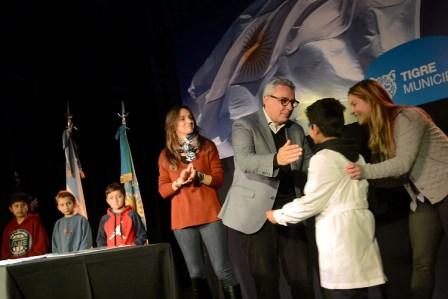 El intendente Julio Zamora y la secretaria de Política Sanitaria y Desarrollo Humano, Malena Galmarini, sortearon los incentivos económicos entre unos 50 chicos de 4to grado. El intendente Julio Zamora y la secretaria de Política Sanitaria y Desarrollo Humano, Malena Galmarini, sortearon los incentivos económicos entre unos 50 chicos de 4to grado.