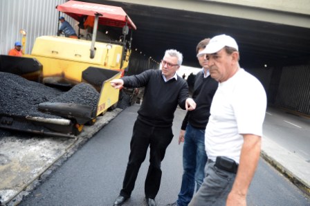 Renovaron la carpeta asfáltica en el túnel de Carupá Renovaron la carpeta asfáltica en el túnel de Carupá