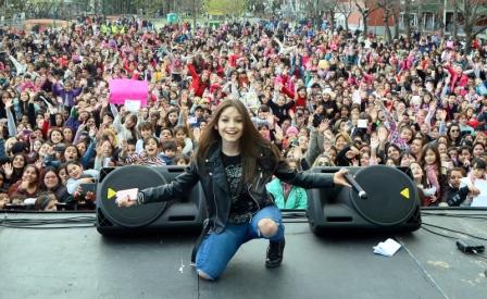 Karol Sevilla brindó un show gratuito en Vicente López Karol Sevilla brindó un show gratuito en Vicente López