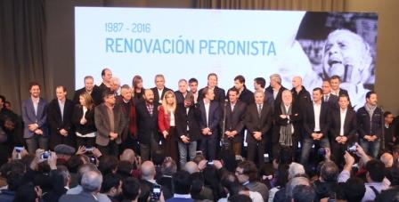 Gobernadores, intendentes, legisladores y dirigentes del PJ apostaron hoy por la “renovación” para “recuperar la victoria”, en un acto que contó con la presencia de dirigentes massistas y la postal anecdótica del desplante del referente del Bloque Justicialista (BJ) Diego Bossio, quien se retiró “enojado” antes del inicio del mitín. Gobernadores, intendentes, legisladores y dirigentes del PJ apostaron hoy por la “renovación” para “recuperar la victoria”, en un acto que contó con la presencia de dirigentes massistas y la postal anecdótica del desplante del referente del Bloque Justicialista (BJ) Diego Bossio, quien se retiró “enojado” antes del inicio del mitín.