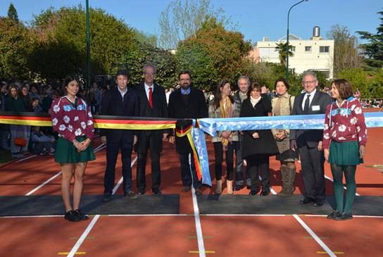 La Goethe Schule reinauguró de su pista de atletismo La Goethe Schule reinauguró de su pista de atletismo