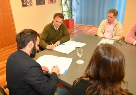 El intendente de San Martín, Gabriel Katopodis, y el presidente del Colegio de Psicólogos de la Provincia, Pedro Salas, firmaron un convenio de colaboración institucional en actividades y prácticas de mutuo interés.
El intendente de San Martín, Gabriel Katopodis, y el presidente del Colegio de Psicólogos de la Provincia, Pedro Salas, firmaron un convenio de colaboración institucional en actividades y prácticas de mutuo interés.