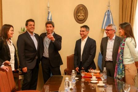 Sergio Massa arribó a la capital de San Juan acompañado por el intendente de Tigre, Julio Zamora, y la secretaria de política sanitaria y desarrollo humano del mismo municipio, Malena Galmarini. De este modo, se acercaron a la Casa de Sarmiento para firmar un convenio con el jefe comunal de la Ciudad de San Juan, Franco Aranda. Sergio Massa arribó a la capital de San Juan acompañado por el intendente de Tigre, Julio Zamora, y la secretaria de política sanitaria y desarrollo humano del mismo municipio, Malena Galmarini. De este modo, se acercaron a la Casa de Sarmiento para firmar un convenio con el jefe comunal de la Ciudad de San Juan, Franco Aranda.