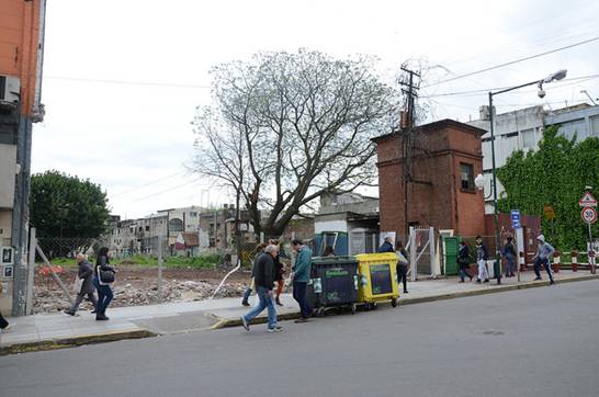 En San Isidro demolieron dos locales por razones de seguridad En San Isidro demolieron dos locales por razones de seguridad