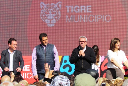 Más de 5 mil jubilados de Tigre celebraron su día junto a Julio Zamora y Sergio Massa Más de 5 mil jubilados de Tigre celebraron su día junto a Julio Zamora y Sergio Massa