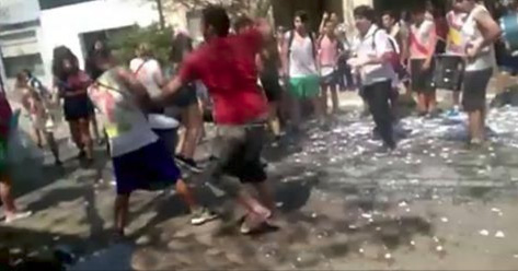Pilar: Harto de los ruidos, atacó con un palo a estudiantes que festejaban en la calle