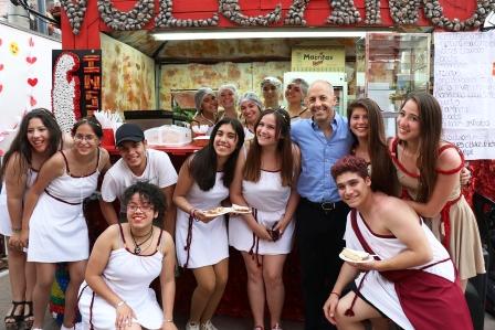 Por la tarde, el intendente Nicolás Ducoté recorrió los kioscos escolares y dialogó con alumnos y vecinos.