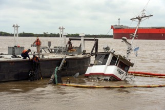 Se hundió una remolcador y derramó petróleo en el río Paraná