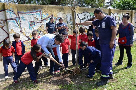 Alumnos de escuelas de Boulogne plantaron árboles en la zona del arsenal