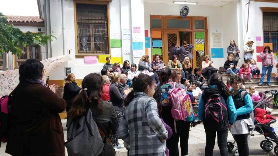 Masiva protesta en el  Escuela 1 de Tigre por la separación su directora