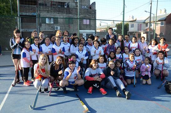 Las Leonas dieron una clínica de hockey en el barrio La Cava