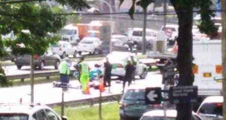 Un gendarme que circulaba en moto murió al ser arrollado por un Camión y un colectivo en la Panamericana Un gendarme que circulaba en moto murió al ser arrollado por un Camión y un colectivo en la Panamericana