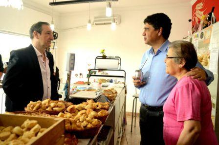 El intendente de Vicente López, Jorge Macri, visitó La Matanza para charlar con los vecinos y participar de una jornada de oftalmología.
El intendente de Vicente López, Jorge Macri, visitó La Matanza para charlar con los vecinos y participar de una jornada de oftalmología.
