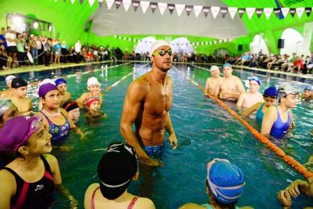 José Meolans brindó una clínica de natación en San Fernando