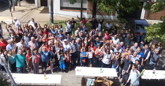El Partido Justicialista de Vicente López celebró la “semana de la militancia” con distintas actividades, dedicadas a agasajar a los militantes.
El Partido Justicialista de Vicente López celebró la “semana de la militancia” con distintas actividades, dedicadas a agasajar a los militantes.