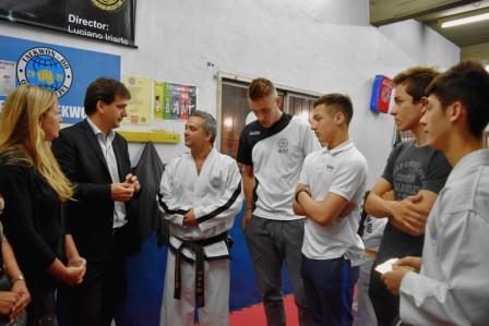 Galmarini junto a los campeones de Taekwondo de San Isidro