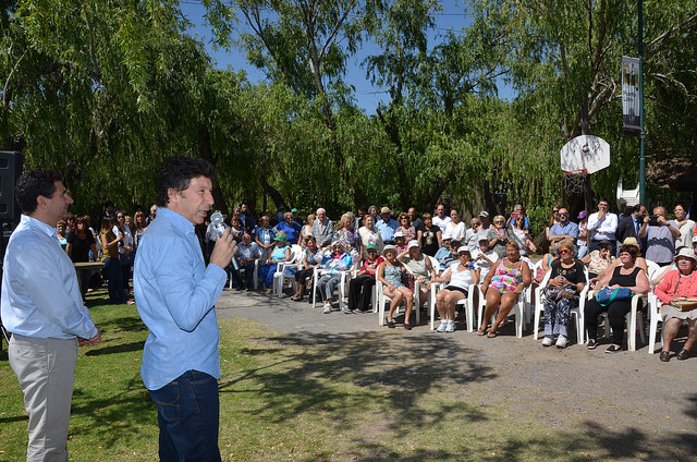 El intendente Gustavo Posse y el director nacional del Programa de Atención Médica Integral, Carlos Regazzoni, sellaron un acuerdo de colaboración mutuo en el Centro Recreativo para la Tercera Edad “Puerto Libre”.
El intendente Gustavo Posse y el director nacional del Programa de Atención Médica Integral, Carlos Regazzoni, sellaron un acuerdo de colaboración mutuo en el Centro Recreativo para la Tercera Edad “Puerto Libre”.