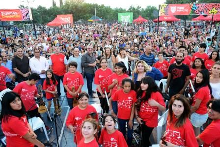 La comunidad de Ricardo Rojas festejó su 58° aniversario a pura música