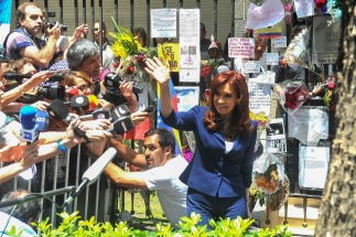Cristina Kirchner finalmente cumplió con la orden de Bonadío y se presentó en Comodoro Py Cristina Kirchner finalmente cumplió con la orden de Bonadío y se presentó en Comodoro Py