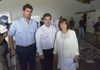 El ministro de Seguridad de la Provincia de Buenos Aires, Cristian Ritondo; acompañado la ministra de Seguridad de la Nación, Patricia Bullrich; y el Secretario de Seguridad, Eugenio Burzaco; brindó detalles sobre los operativos Hermanos del Pantano y la banda del Polaco, dos procedimientos policiales que permitieron desbaratar organizaciones narco integradas por 27 personas y secuestrar más de 21 mil dosis de cocaína, 4 mil de paco, plantas de marihuana, armas de fuego, autos de alta gama y dinero en efectivo El ministro de Seguridad de la Provincia de Buenos Aires, Cristian Ritondo; acompañado la ministra de Seguridad de la Nación, Patricia Bullrich; y el Secretario de Seguridad, Eugenio Burzaco; brindó detalles sobre los operativos Hermanos del Pantano y la banda del Polaco, dos procedimientos policiales que permitieron desbaratar organizaciones narco integradas por 27 personas y secuestrar más de 21 mil dosis de cocaína, 4 mil de paco, plantas de marihuana, armas de fuego, autos de alta gama y dinero en efectivo