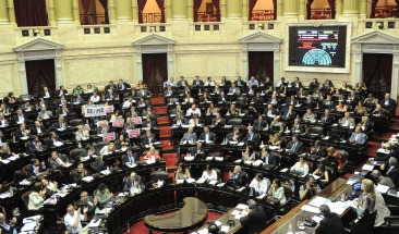 La Cámara de Diputados aprobó hoy por mayoría y giró al Senado el proyecto de ley que declara la Emergencia Social y que crea el salario social complementario para los trabajadores de la economía informal.
La Cámara de Diputados aprobó hoy por mayoría y giró al Senado el proyecto de ley que declara la Emergencia Social y que crea el salario social complementario para los trabajadores de la economía informal.