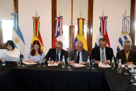 El intendente Julio Zamora selló un acuerdo de colaboración con los consulados de Brasil, Chile, Uruguay, Perú, Colombia, Paraguay y Bolivia. La jornada contó con la destacada participación del embajador de Chile en Argentina, José Antonio Viera Gallo y los cónsules de todos los países que integran el acuerdo. El intendente Julio Zamora selló un acuerdo de colaboración con los consulados de Brasil, Chile, Uruguay, Perú, Colombia, Paraguay y Bolivia. La jornada contó con la destacada participación del embajador de Chile en Argentina, José Antonio Viera Gallo y los cónsules de todos los países que integran el acuerdo.