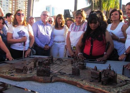 El Municipio de Tigre junto al Rotary Club Tigre y el Club Náutico Hacoaj inauguró una nueva maqueta táctil para no videntes y disminuidos visuales en la entrada de la Estación de Trenes del distrito.
El Municipio de Tigre junto al Rotary Club Tigre y el Club Náutico Hacoaj inauguró una nueva maqueta táctil para no videntes y disminuidos visuales en la entrada de la Estación de Trenes del distrito.