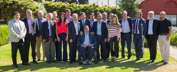 Ministros, secretarios de Estado y directores Ejecutivos de organismos públicos que forman parte del Gabinete Nacional se reunieron hoy en San Isidro con el embajador en Uruguay, Guillermo Montenegro, y los concejales locales para despedir el año en un desayuno que sirvió para evaluar el primer año de gestión. Ministros, secretarios de Estado y directores Ejecutivos de organismos públicos que forman parte del Gabinete Nacional se reunieron hoy en San Isidro con el embajador en Uruguay, Guillermo Montenegro, y los concejales locales para despedir el año en un desayuno que sirvió para evaluar el primer año de gestión.