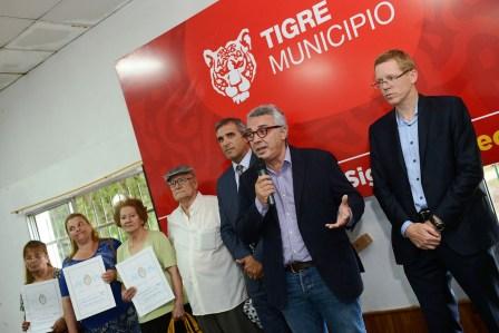 Durante el acto, el intendente Julio Zamora manifestó que el cumplimiento del sueño de la casa propia es prioridad en su gestión. También formaron parte del encuentro la secretaria de Política Sanitaria y Desarrollo Humano, Malena Galmarini Durante el acto, el intendente Julio Zamora manifestó que el cumplimiento del sueño de la casa propia es prioridad en su gestión. También formaron parte del encuentro la secretaria de Política Sanitaria y Desarrollo Humano, Malena Galmarini
