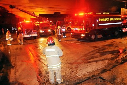 62 dotaciones de bomberos combatieron un incendio en Don Torcuato
