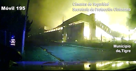 Video: Impactantes imágenes de voraz incendio de Don Torcuato Video: Impactantes imágenes de voraz incendio de Don Torcuato