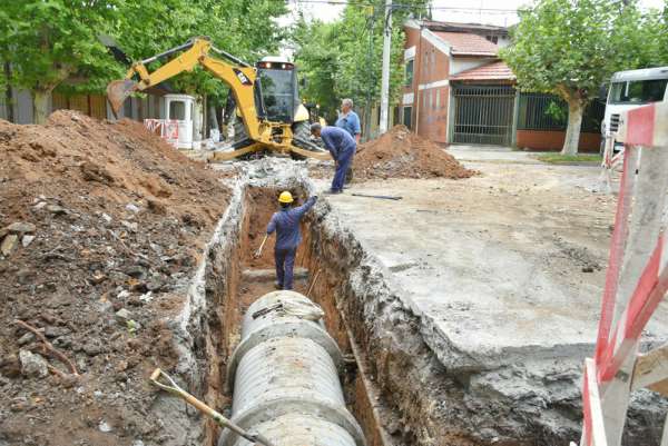 Continúan las obras hidráulicas en distintos barrios de la ciudad.
