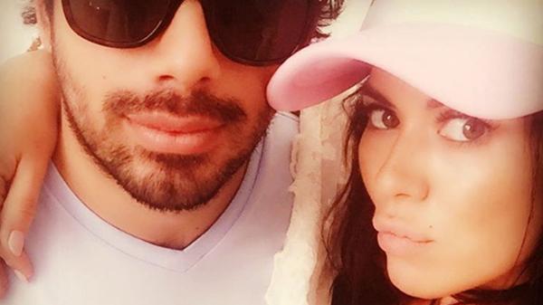 Karina Jelinek blanqueó en redes sociales su romance con el funcionario provincial de Cambiemos Alberto Czernikowski, quien aseguró que estar saliendo con la escultural modelo “es el sueño del pibe”.
Karina Jelinek blanqueó en redes sociales su romance con el funcionario provincial de Cambiemos Alberto Czernikowski, quien aseguró que estar saliendo con la escultural modelo “es el sueño del pibe”.