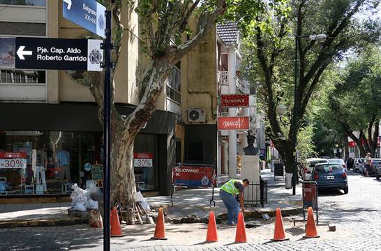 Realizan trabajos de mantenimiento de adoquinado en el casco histórico San Isidro Realizan trabajos de mantenimiento de adoquinado en el casco histórico San Isidro