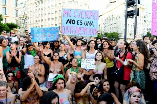 Cientos de mujeres participaron del “tetazo” en varias ciudades del país