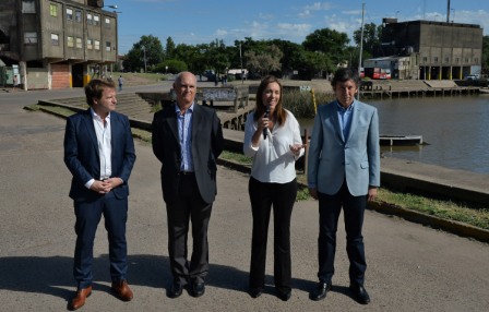El subsecretario de Gobierno y Asuntos Municipales, Alex Campbell; el subsecretario de Puertos de la Provincia, Marcelo Lobosco; la gobernadora María Eugenia Vidal y el intendente de San Isidro, Gustavo Posee, durante el anuncio del traspaso de la administración del puerto de San Isidro. El subsecretario de Gobierno y Asuntos Municipales, Alex Campbell; el subsecretario de Puertos de la Provincia, Marcelo Lobosco; la gobernadora María Eugenia Vidal y el intendente de San Isidro, Gustavo Posee, durante el anuncio del traspaso de la administración del puerto de San Isidro.