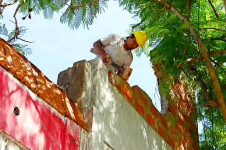 San Fernando demolió una vivienda clandestina con peligro de derrumbe