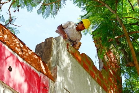 San Fernando demolió una vivienda clandestina con peligro de derrumbe San Fernando demolió una vivienda clandestina con peligro de derrumbe