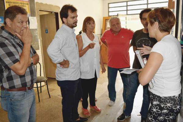 El senador Sebastián Galmarini junto a los concejales del Frente Renovador de San Isidro Gonzalo Beccar Varela y Juan Medina, visitaron la Escuela Primaria N° 30 
