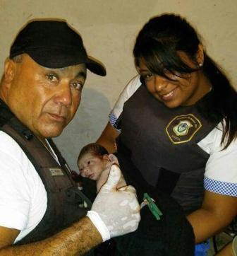 Agentes de Protección Ciudadana y la Policía Local ayudaron a una vecina a dar a luz en Villa Ballester Agentes de Protección Ciudadana y la Policía Local ayudaron a una vecina a dar a luz en Villa Ballester