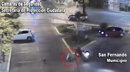 Violento choque de una moto contra un auto en Libertador y Del Arca en San Fernando Violento choque de una moto contra un auto en Libertador y Del Arca en San Fernando