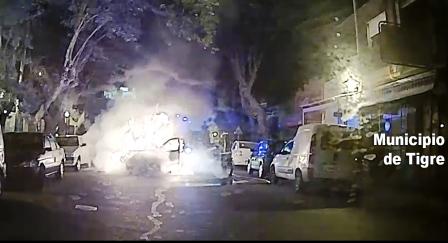 Bomberos controlan el incendio de un auto en Tigre